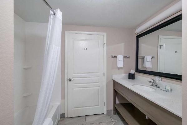 Quality Inn & Suites image 14
