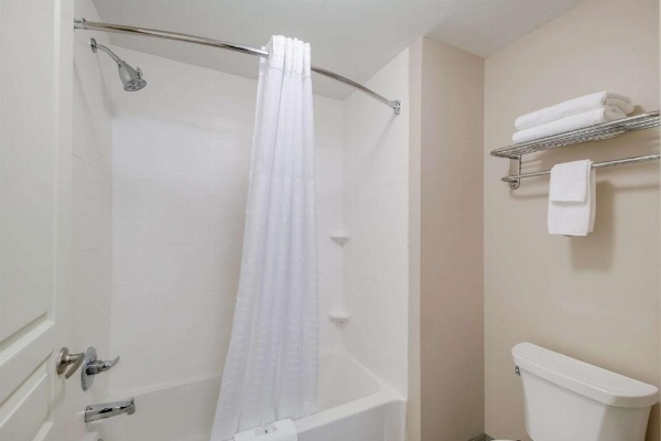 Quality Inn & Suites image 7